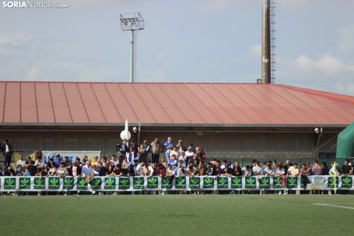 &iexcl;Ascenso hist&oacute;rico por la puerta grande!: El C.D. Calasanz arrasa 7-0 y ya es equipo de Tercera R