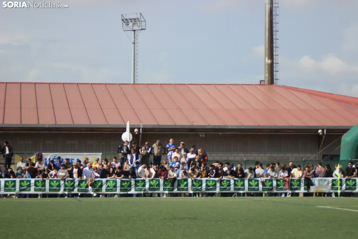 &iexcl;Ascenso hist&oacute;rico por la puerta grande!: El C.D. Calasanz arrasa 7-0 y ya es equipo de Tercera R