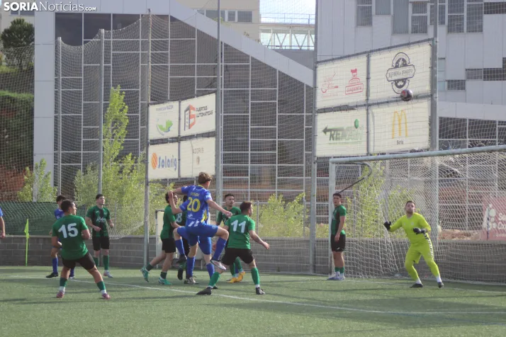 &iexcl;Ascenso hist&oacute;rico por la puerta grande!: El C.D. Calasanz arrasa 7-0 y ya es equipo de Tercera R