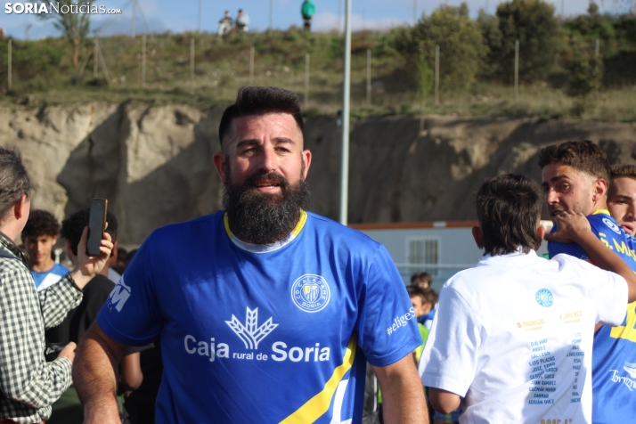 &iexcl;Ascenso hist&oacute;rico por la puerta grande!: El C.D. Calasanz arrasa 7-0 y ya es equipo de Tercera R