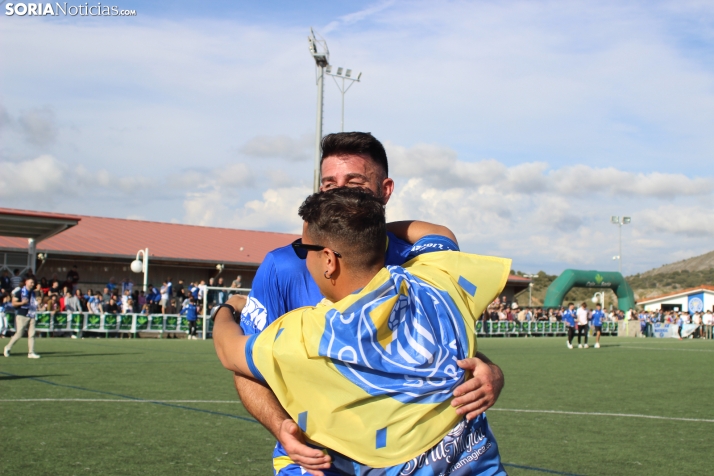 &iexcl;Ascenso hist&oacute;rico por la puerta grande!: El C.D. Calasanz arrasa 7-0 y ya es equipo de Tercera R