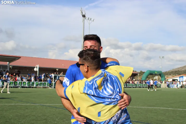 &iexcl;Ascenso hist&oacute;rico por la puerta grande!: El C.D. Calasanz arrasa 7-0 y ya es equipo de Tercera R