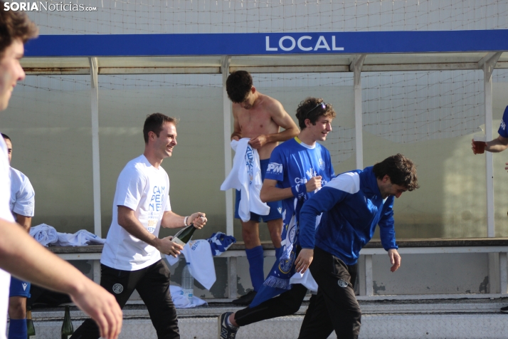 &iexcl;Ascenso hist&oacute;rico por la puerta grande!: El C.D. Calasanz arrasa 7-0 y ya es equipo de Tercera R