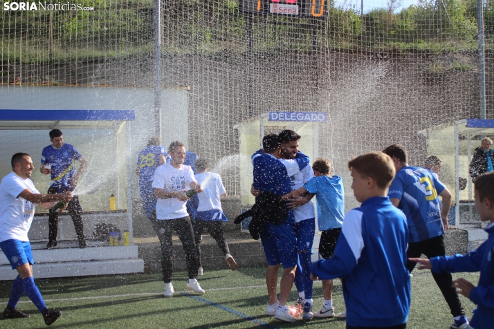 &iexcl;Ascenso hist&oacute;rico por la puerta grande!: El C.D. Calasanz arrasa 7-0 y ya es equipo de Tercera R