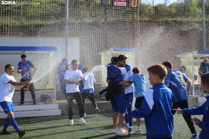 &iexcl;Ascenso hist&oacute;rico por la puerta grande!: El C.D. Calasanz arrasa 7-0 y ya es equipo de Tercera R