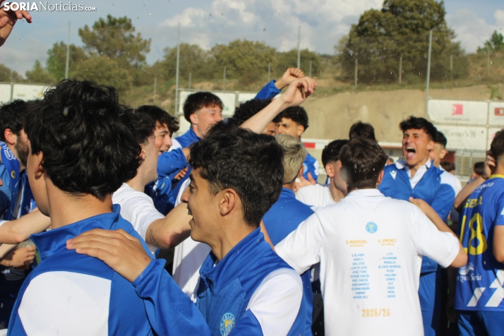 &iexcl;Ascenso hist&oacute;rico por la puerta grande!: El C.D. Calasanz arrasa 7-0 y ya es equipo de Tercera R