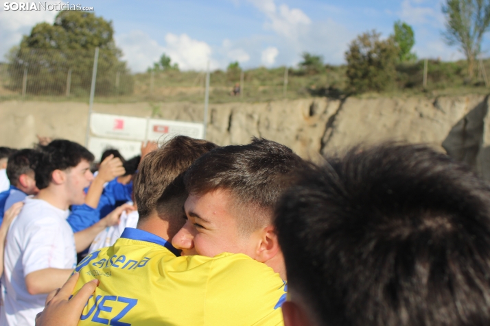 &iexcl;Ascenso hist&oacute;rico por la puerta grande!: El C.D. Calasanz arrasa 7-0 y ya es equipo de Tercera R