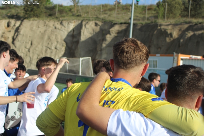 &iexcl;Ascenso hist&oacute;rico por la puerta grande!: El C.D. Calasanz arrasa 7-0 y ya es equipo de Tercera R
