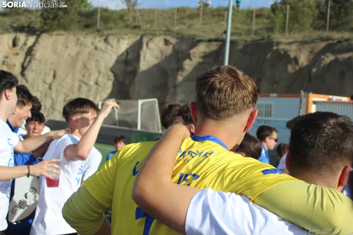 &iexcl;Ascenso hist&oacute;rico por la puerta grande!: El C.D. Calasanz arrasa 7-0 y ya es equipo de Tercera R