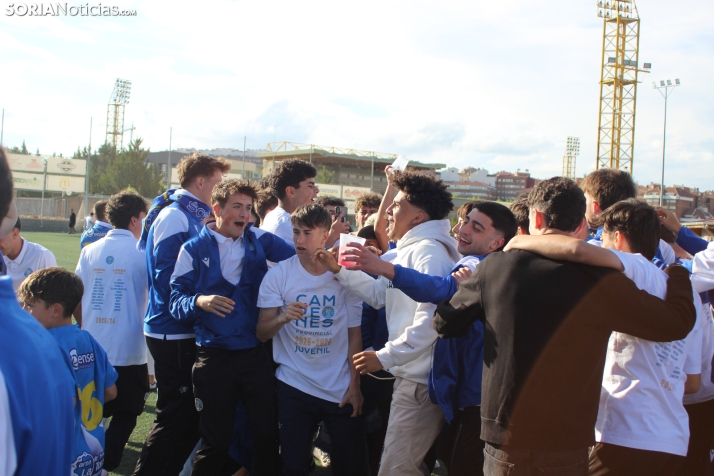 &iexcl;Ascenso hist&oacute;rico por la puerta grande!: El C.D. Calasanz arrasa 7-0 y ya es equipo de Tercera R