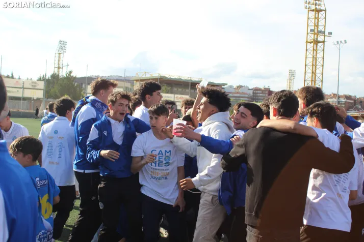 &iexcl;Ascenso hist&oacute;rico por la puerta grande!: El C.D. Calasanz arrasa 7-0 y ya es equipo de Tercera R