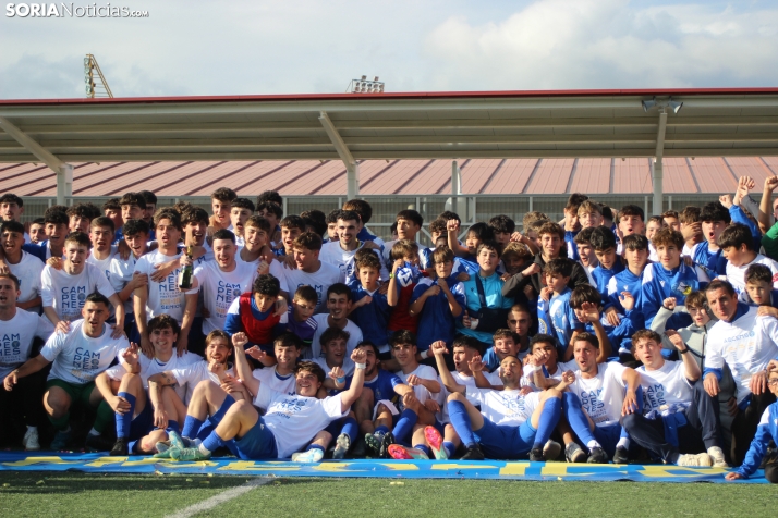 &iexcl;Ascenso hist&oacute;rico por la puerta grande!: El C.D. Calasanz arrasa 7-0 y ya es equipo de Tercera R