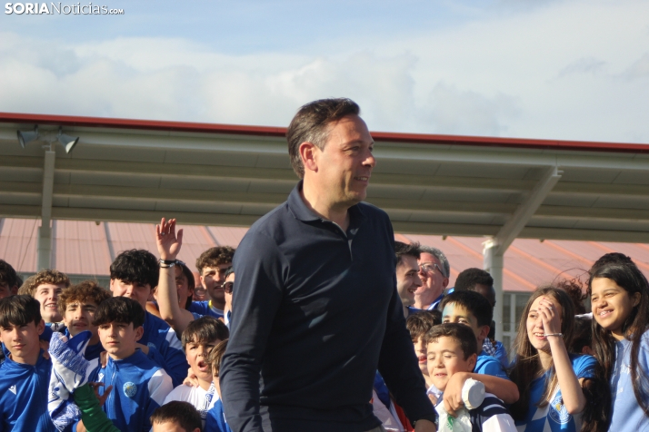 &iexcl;Ascenso hist&oacute;rico por la puerta grande!: El C.D. Calasanz arrasa 7-0 y ya es equipo de Tercera R