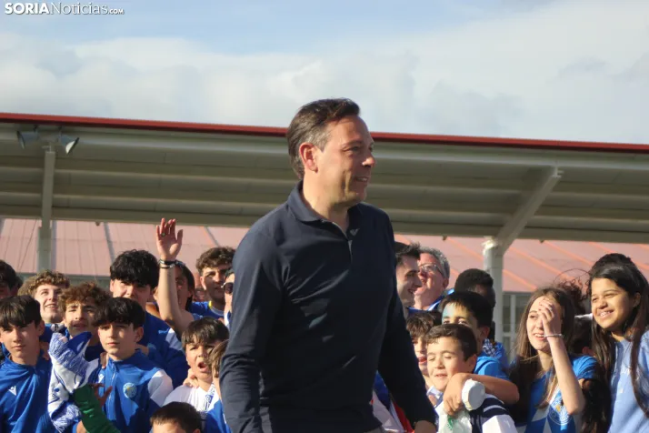 &iexcl;Ascenso hist&oacute;rico por la puerta grande!: El C.D. Calasanz arrasa 7-0 y ya es equipo de Tercera R