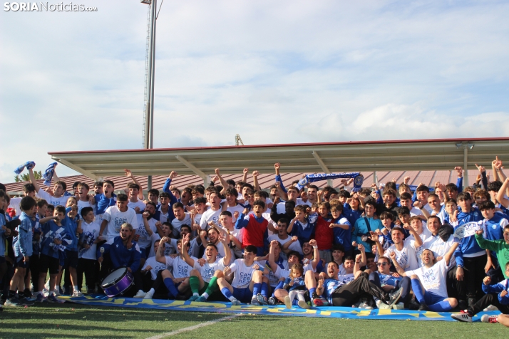 &iexcl;Ascenso hist&oacute;rico por la puerta grande!: El C.D. Calasanz arrasa 7-0 y ya es equipo de Tercera R
