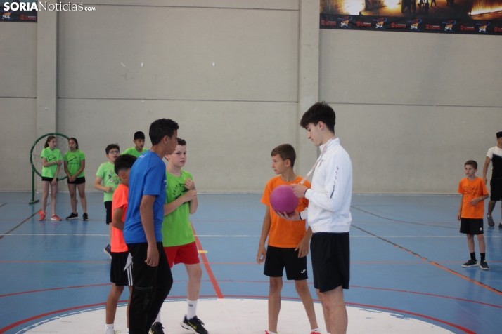 En im&aacute;genes: M&aacute;s de 300 escolares juegan a la pelota numantina, un innovador deporte creado en S
