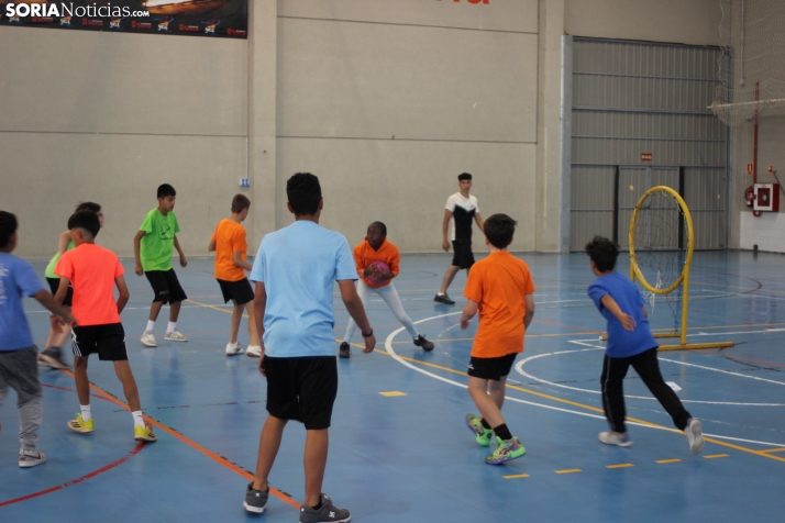 En im&aacute;genes: M&aacute;s de 300 escolares juegan a la pelota numantina, un innovador deporte creado en S