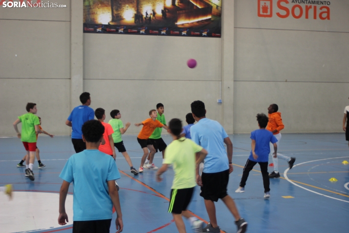 En im&aacute;genes: M&aacute;s de 300 escolares juegan a la pelota numantina, un innovador deporte creado en S