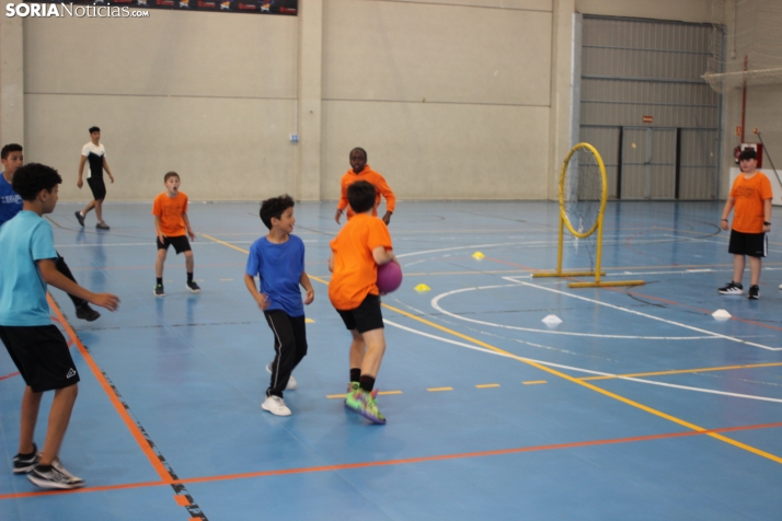 En im&aacute;genes: M&aacute;s de 300 escolares juegan a la pelota numantina, un innovador deporte creado en S