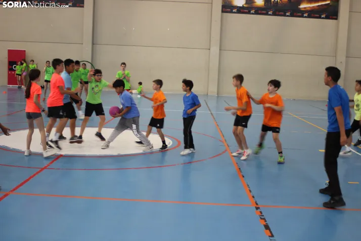 En im&aacute;genes: M&aacute;s de 300 escolares juegan a la pelota numantina, un innovador deporte creado en S