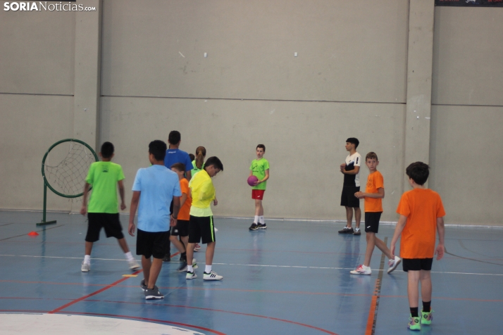 En im&aacute;genes: M&aacute;s de 300 escolares juegan a la pelota numantina, un innovador deporte creado en S