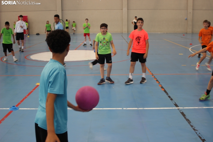 En im&aacute;genes: M&aacute;s de 300 escolares juegan a la pelota numantina, un innovador deporte creado en S