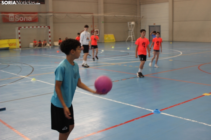 En im&aacute;genes: M&aacute;s de 300 escolares juegan a la pelota numantina, un innovador deporte creado en S