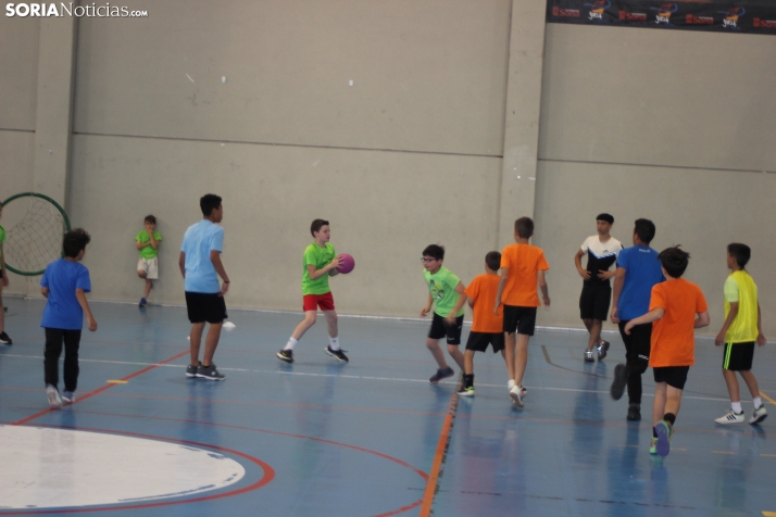 En im&aacute;genes: M&aacute;s de 300 escolares juegan a la pelota numantina, un innovador deporte creado en S
