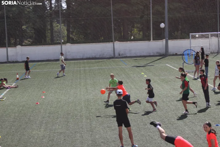 En im&aacute;genes: M&aacute;s de 300 escolares juegan a la pelota numantina, un innovador deporte creado en S