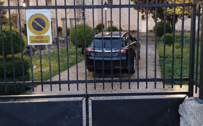 Un aparcamiento en zona restringida durante la Media Maratón desata el malestar socialista en El Burgo
