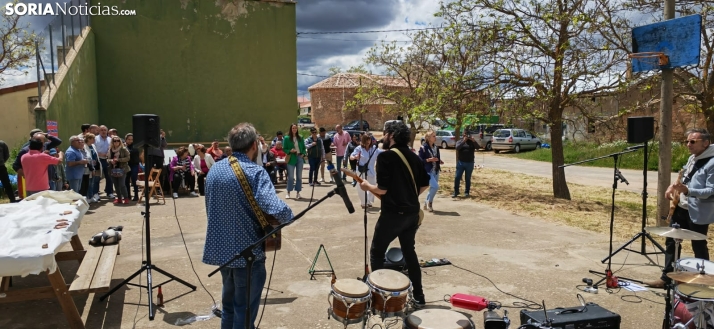 Una comida de hermandad y música en directo reúnen a los vecinos de Cubo de Hogueras por Santa Magdalena