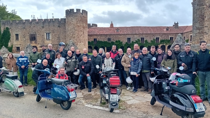 Una treintena de vespas procedentes de todos los rincones del país recorren las carreteras sorianas