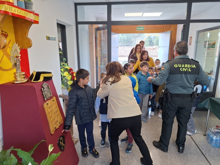 La Guardia Civil acerca su labor a 130 alumnos de Pinares