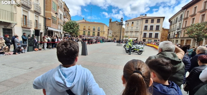 &Aacute;greda rinde tributo a la Guardia Civil por su 182&ordm; aniversario: desfile y despliegue a&eacute;reo