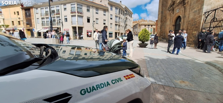&Aacute;greda rinde tributo a la Guardia Civil por su 182&ordm; aniversario: desfile y despliegue a&eacute;reo