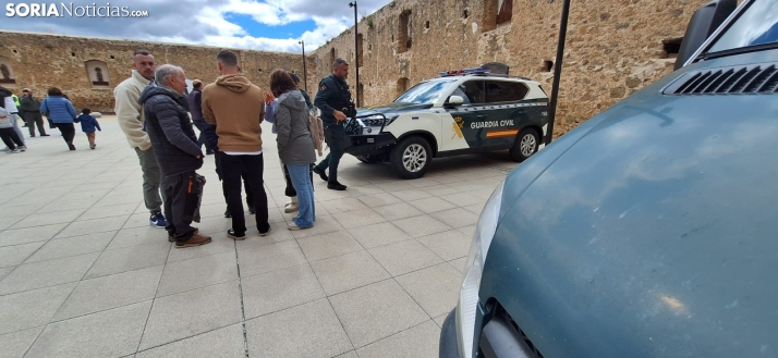&Aacute;greda rinde tributo a la Guardia Civil por su 182&ordm; aniversario: desfile y despliegue a&eacute;reo