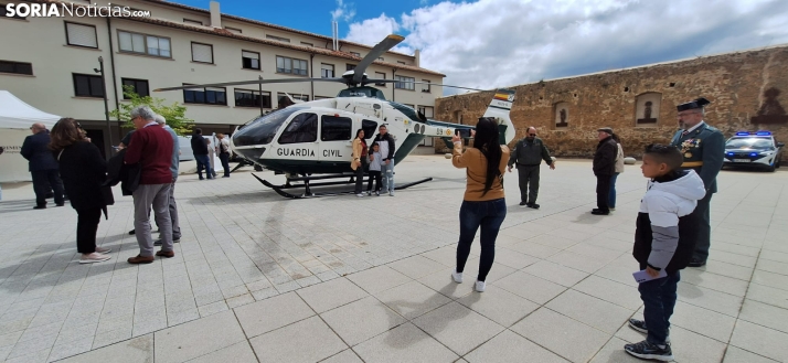 &Aacute;greda rinde tributo a la Guardia Civil por su 182&ordm; aniversario: desfile y despliegue a&eacute;reo