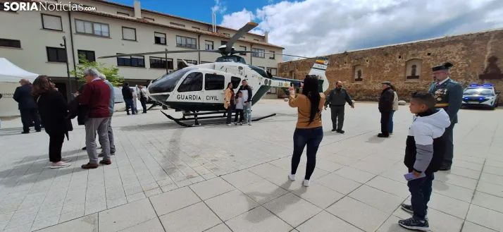 &Aacute;greda rinde tributo a la Guardia Civil por su 182&ordm; aniversario: desfile y despliegue a&eacute;reo