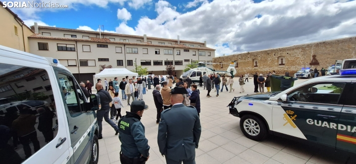 &Aacute;greda rinde tributo a la Guardia Civil por su 182&ordm; aniversario: desfile y despliegue a&eacute;reo