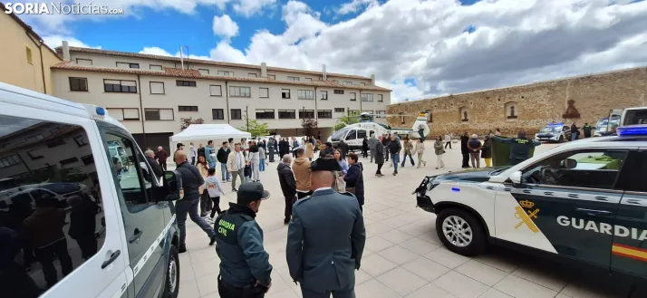 &Aacute;greda rinde tributo a la Guardia Civil por su 182&ordm; aniversario: desfile y despliegue a&eacute;reo