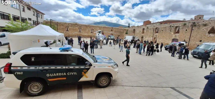 &Aacute;greda rinde tributo a la Guardia Civil por su 182&ordm; aniversario: desfile y despliegue a&eacute;reo