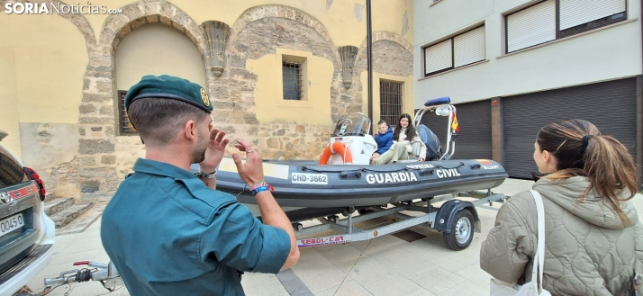 &Aacute;greda rinde tributo a la Guardia Civil por su 182&ordm; aniversario: desfile y despliegue a&eacute;reo