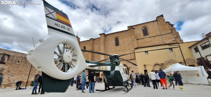 &Aacute;greda rinde tributo a la Guardia Civil por su 182&ordm; aniversario: desfile y despliegue a&eacute;reo