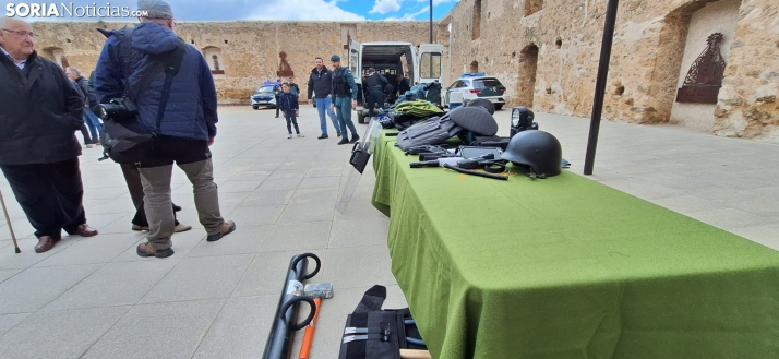 &Aacute;greda rinde tributo a la Guardia Civil por su 182&ordm; aniversario: desfile y despliegue a&eacute;reo