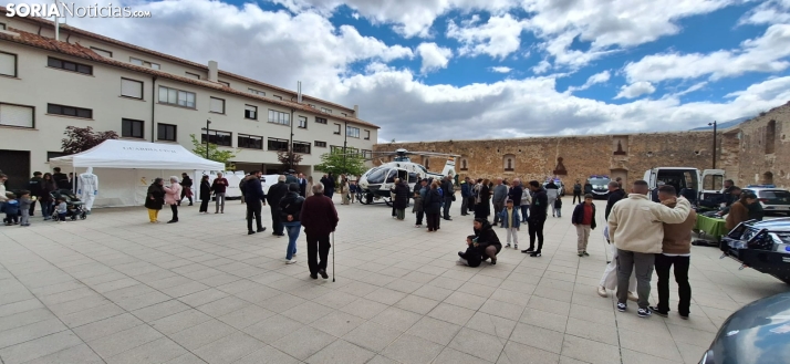 &Aacute;greda rinde tributo a la Guardia Civil por su 182&ordm; aniversario: desfile y despliegue a&eacute;reo