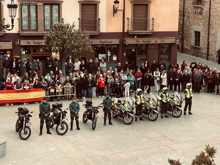&Aacute;greda rinde tributo a la Guardia Civil por su 182&ordm; aniversario: desfile y despliegue a&eacute;reo