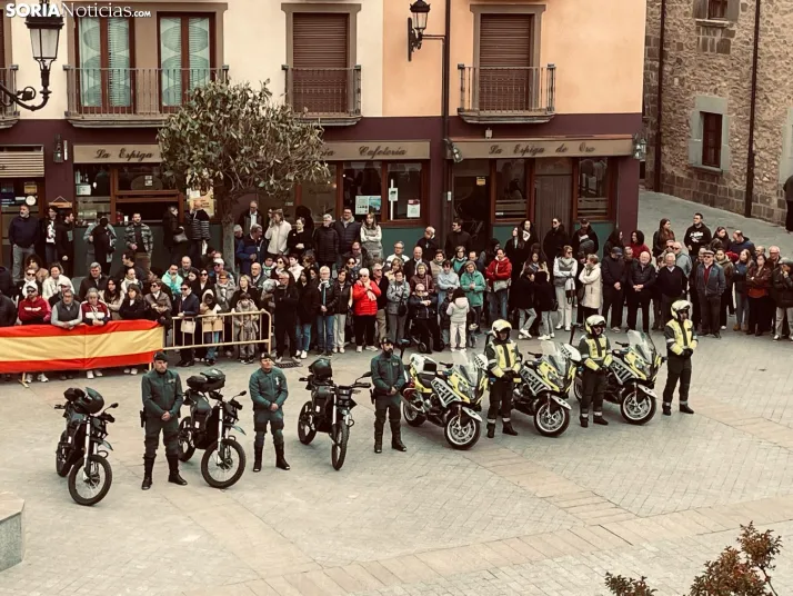 &Aacute;greda rinde tributo a la Guardia Civil por su 182&ordm; aniversario: desfile y despliegue a&eacute;reo