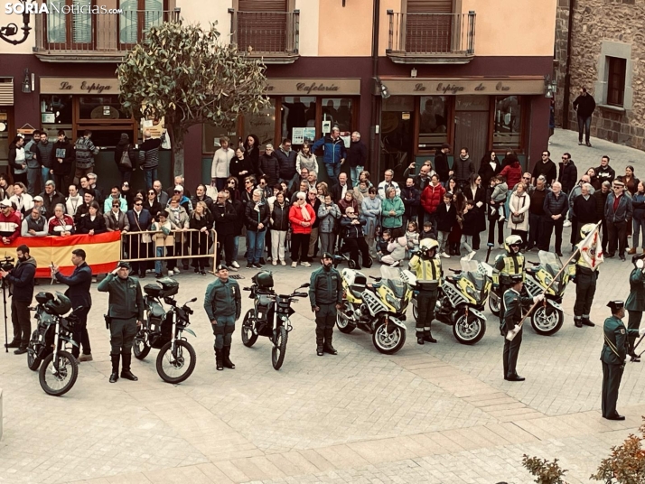 &Aacute;greda rinde tributo a la Guardia Civil por su 182&ordm; aniversario: desfile y despliegue a&eacute;reo