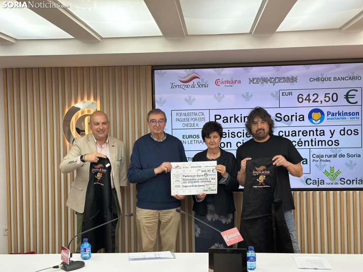 El delantal solidario del Torrezno de Soria recauda más de 600&euro; para Parkinson Soria