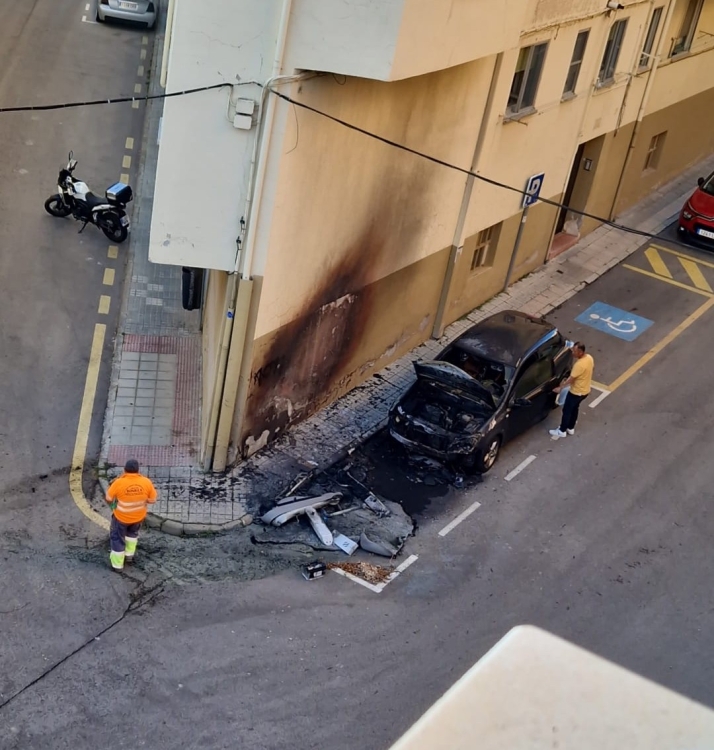 La quema de otro contenedor calcina un coche esta madrugada